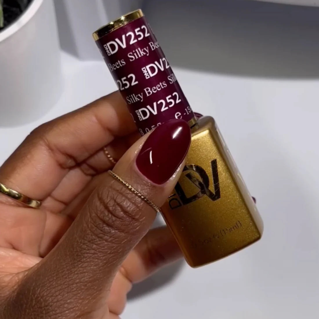 DND Diva Gel Polish #252 | Silky Beets
