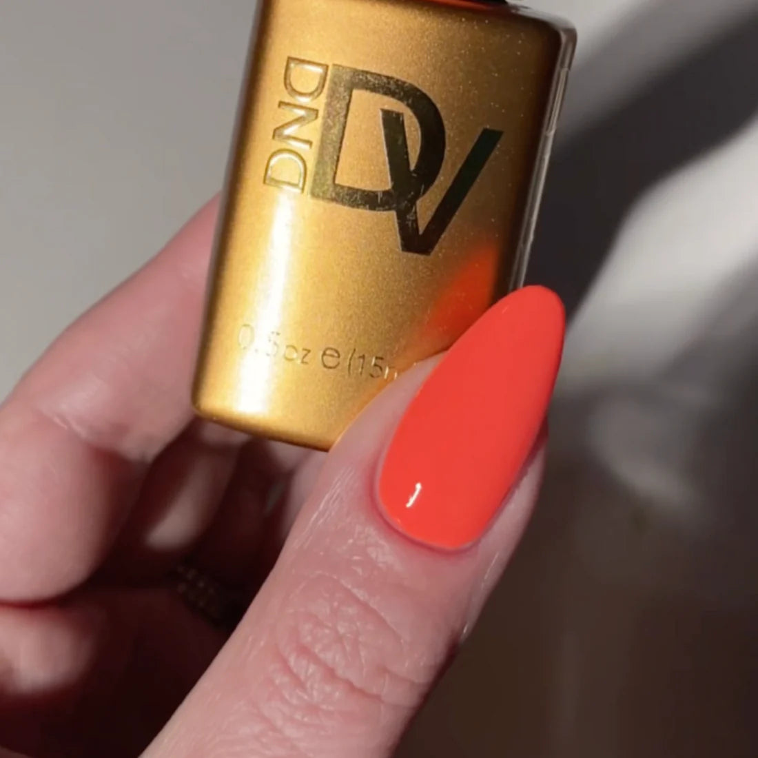 DND Diva Gel Polish #210 | Sunkissed Coral
